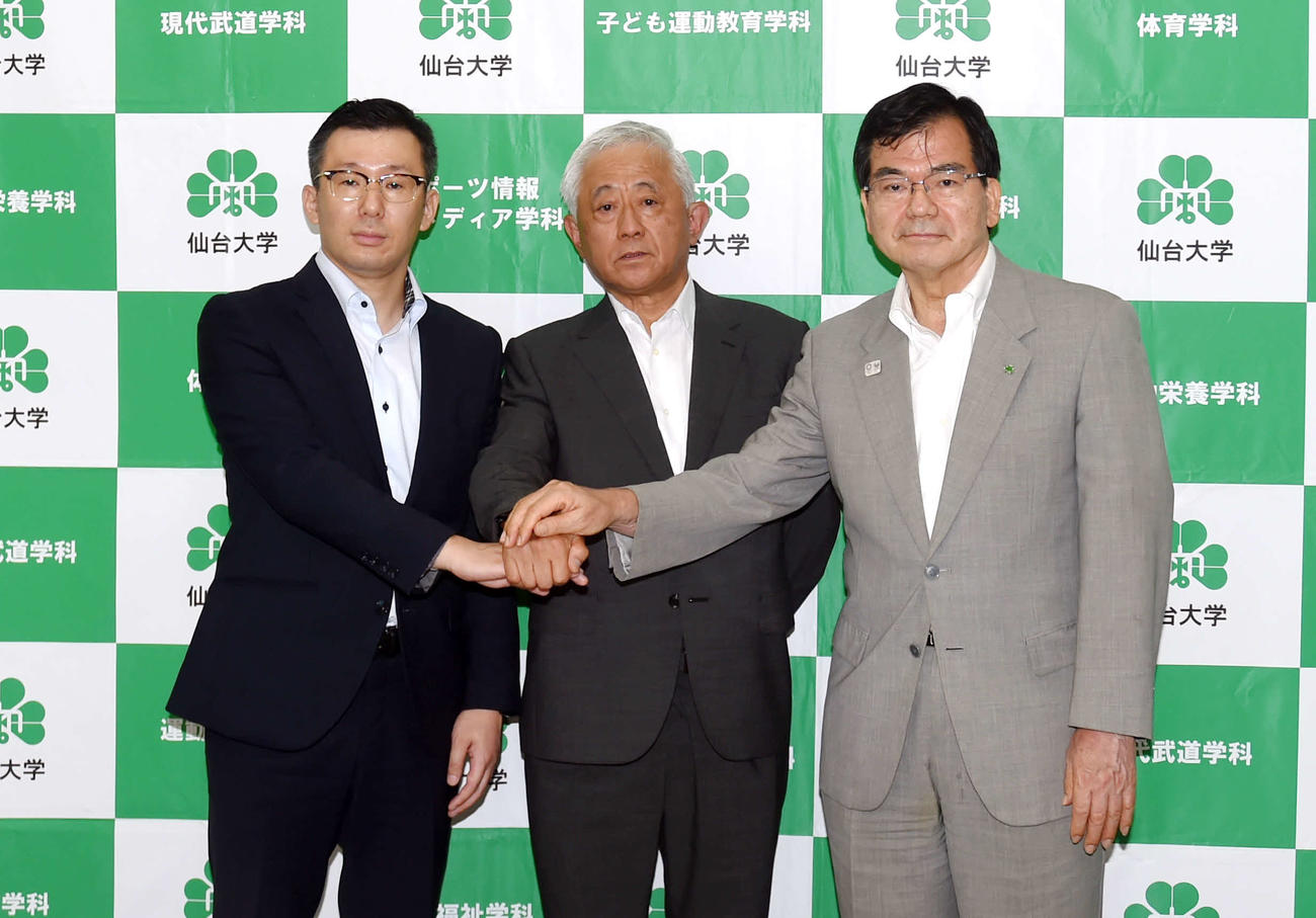 開設に伴う会見出席者。左からゼビオアリーナ仙台・小池館長、朴沢学園の朴沢理事長、仙台大・遠藤学長（撮影・相沢孔志）