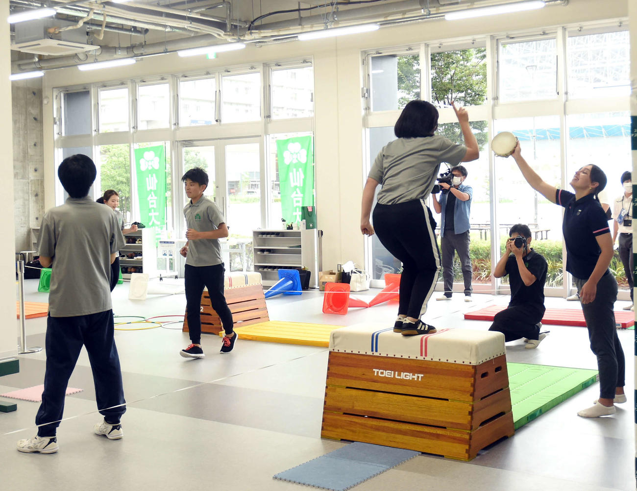 サーキット遊びを実演する仙台大の学生たち（撮影・相沢孔志）
