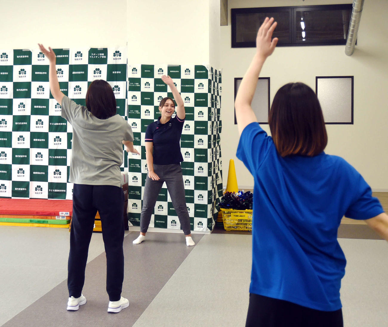 リズムダンスを行う仙台大の学生とアリーナさん（奥）（撮影・相沢孔志）