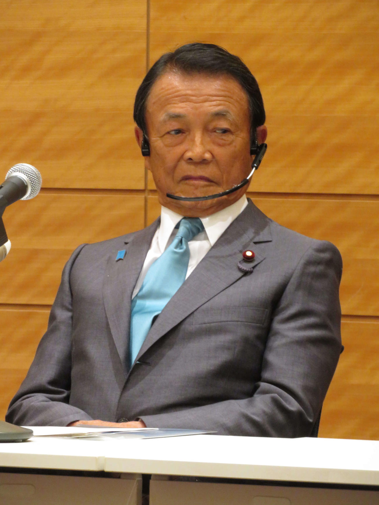 細田派の細田博之会長、竹下派の竹下亘会長とともに、合同会見を行った麻生派会長の麻生太郎副総理兼財務相（撮影・近藤由美子）
