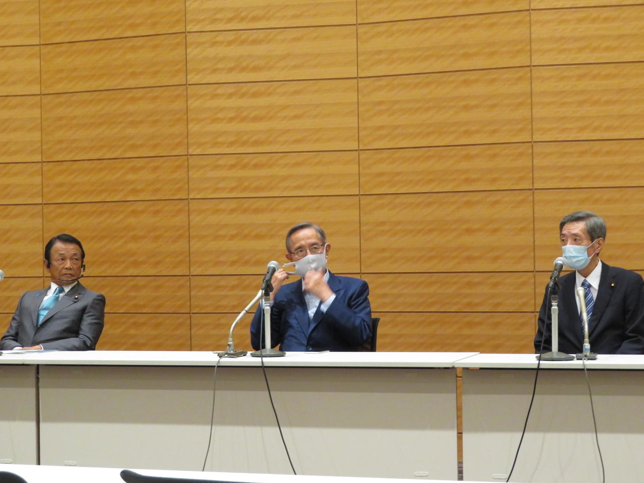 合同会見を行った左から麻生派会長の麻生太郎副総理兼財務相、細田派の細田博之会長、竹下派の竹下亘会長（撮影・近藤由美子）