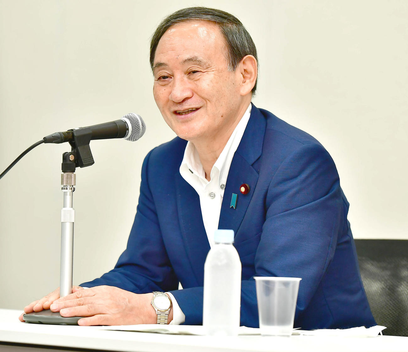 自民党総裁選への出馬を表明した菅官房長官はスポーツ7紙合同インタビューに臨む（撮影・小沢裕）