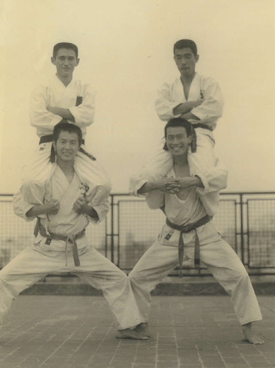 72年、大学4年時の菅官房長官（左上）＝（公財）全日本空手道連盟提供