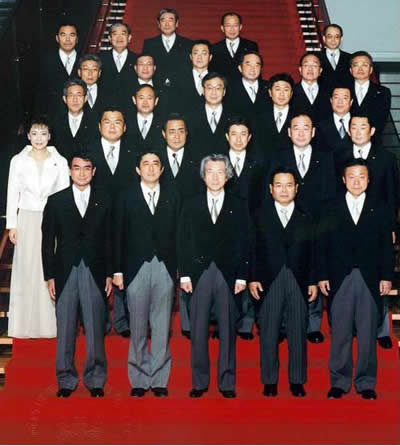 06年、内閣府副大臣に就任し記念撮影する桜田氏（前列右端）は小泉首相、安倍官房長官とともに最前列。菅官房長官は3列目（左から2人目）だった（提供写真）