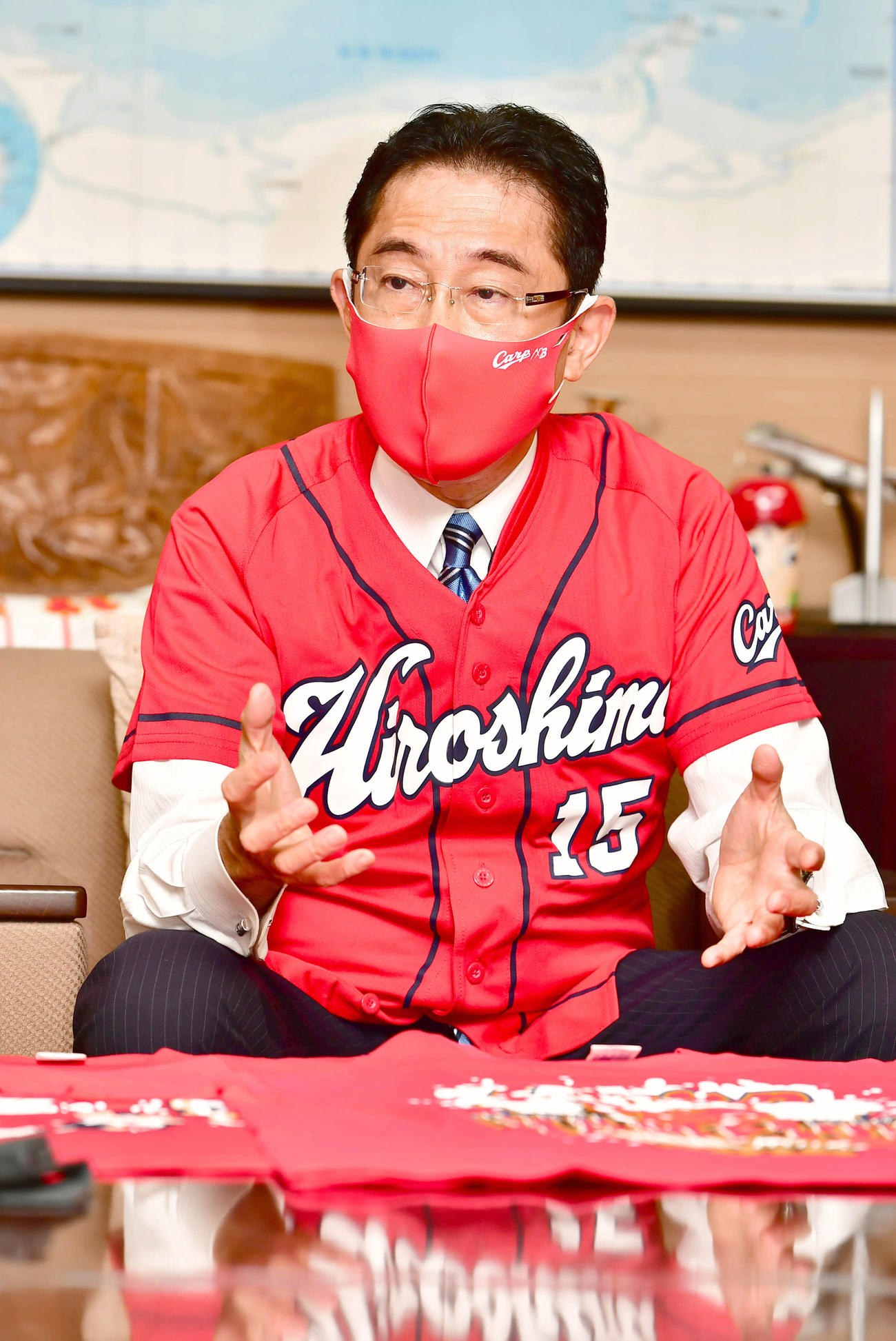 広島のユニホーム姿で合同インタビューに臨んだ岸田政調会長は身ぶり手ぶりで熱く政策を語った（撮影・小沢裕）