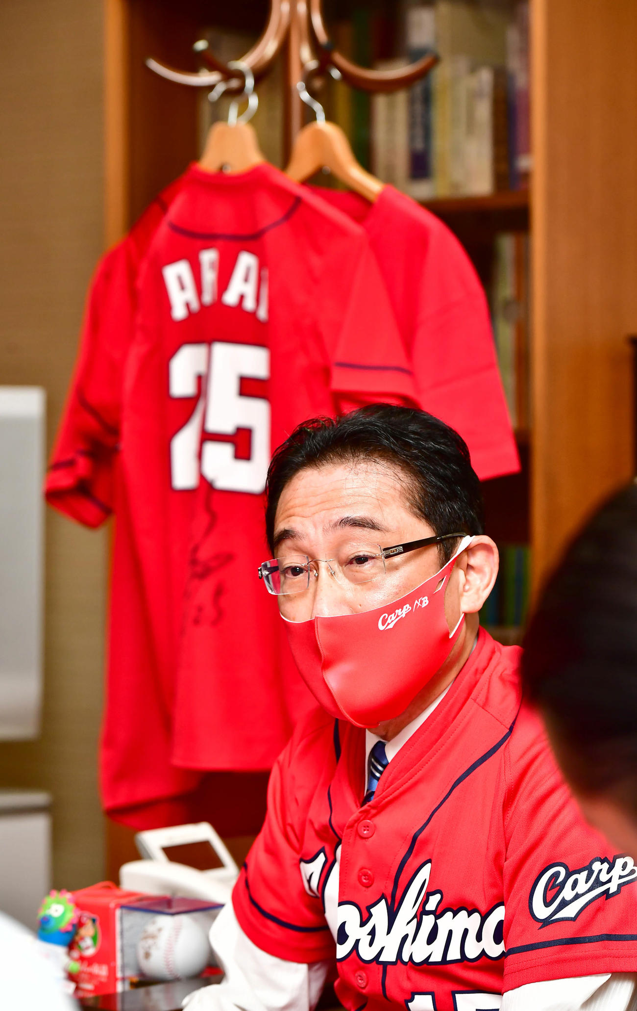 カープ党を公言する岸田政調会長はスポーツ7紙の自民党総裁選へ向けた合同インタビューに広島のユニホーム姿で臨んだ（撮影・小沢裕）