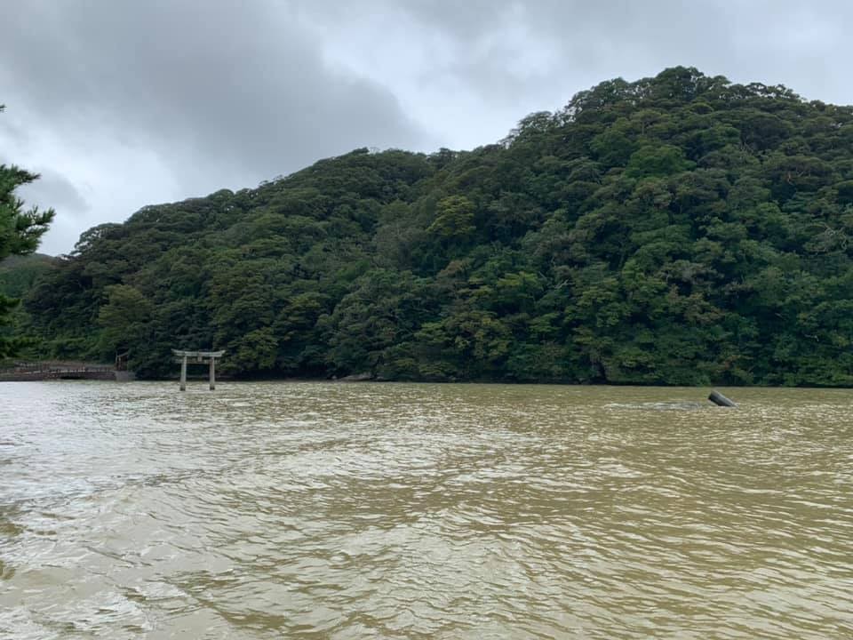 台風10号の影響で「一の鳥居」（右）が倒壊した和多都美神社（公式フェイスブックより）