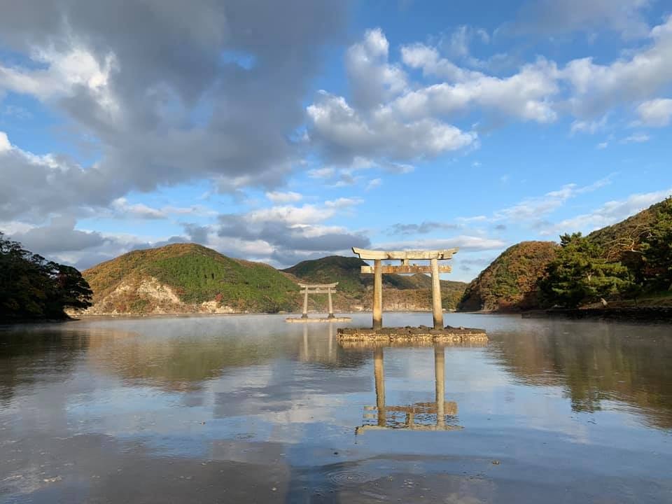 台風10号の影響で「一の鳥居」（左奥）が倒壊した和多都美神社。写真は倒壊前（公式フェイスブックより）