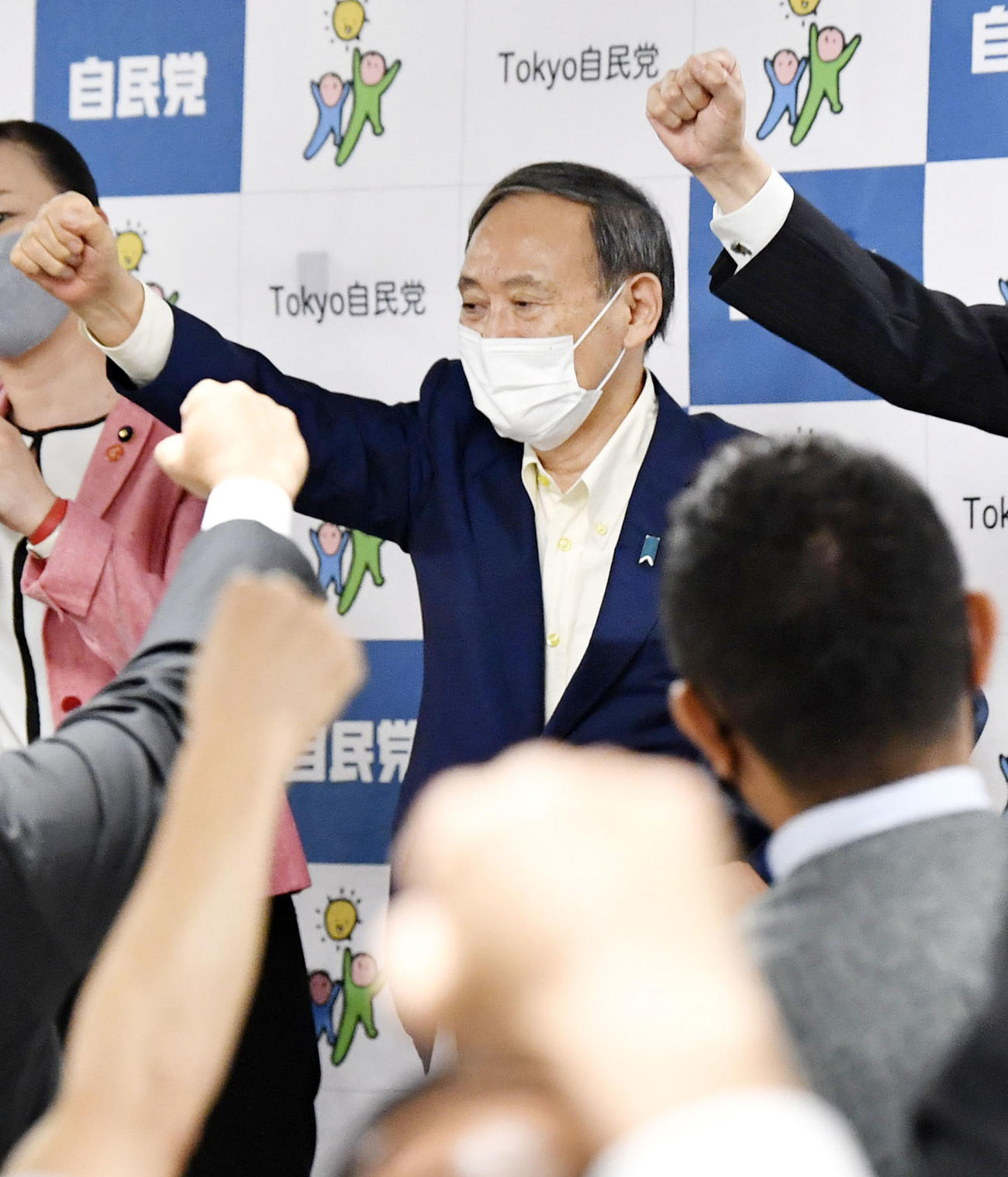 自民党の東京都議会議員らと気勢を上げる菅官房長官（共同）