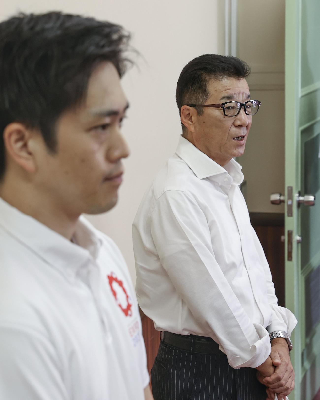 「大阪都構想」についての意見交換会後、取材に応じる大阪府の吉村洋文知事（左）と大阪市の松井一郎市長（共同）