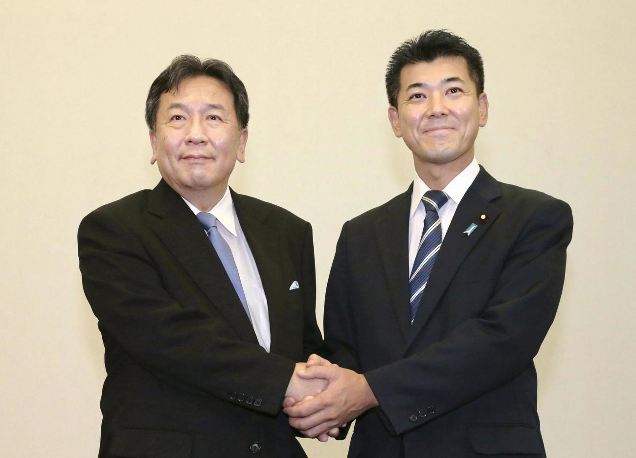 共同記者会見を終え握手する立憲民主党の枝野代表（左）と国民民主党の泉政調会長