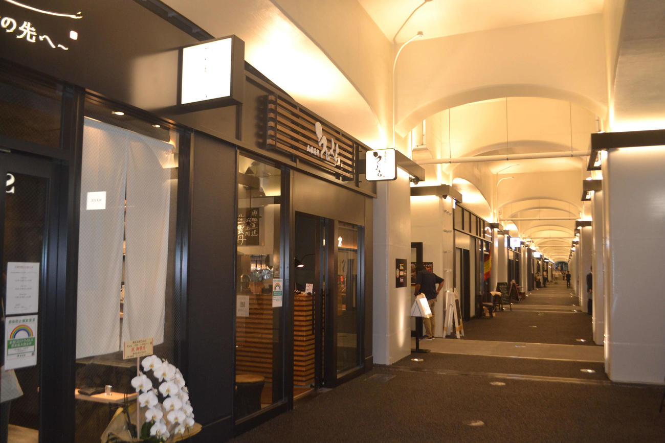 JR有楽町駅と新橋駅間のれんがアーチ高架橋に10日、新たに開業する商業施設「日比谷OKUROJI」