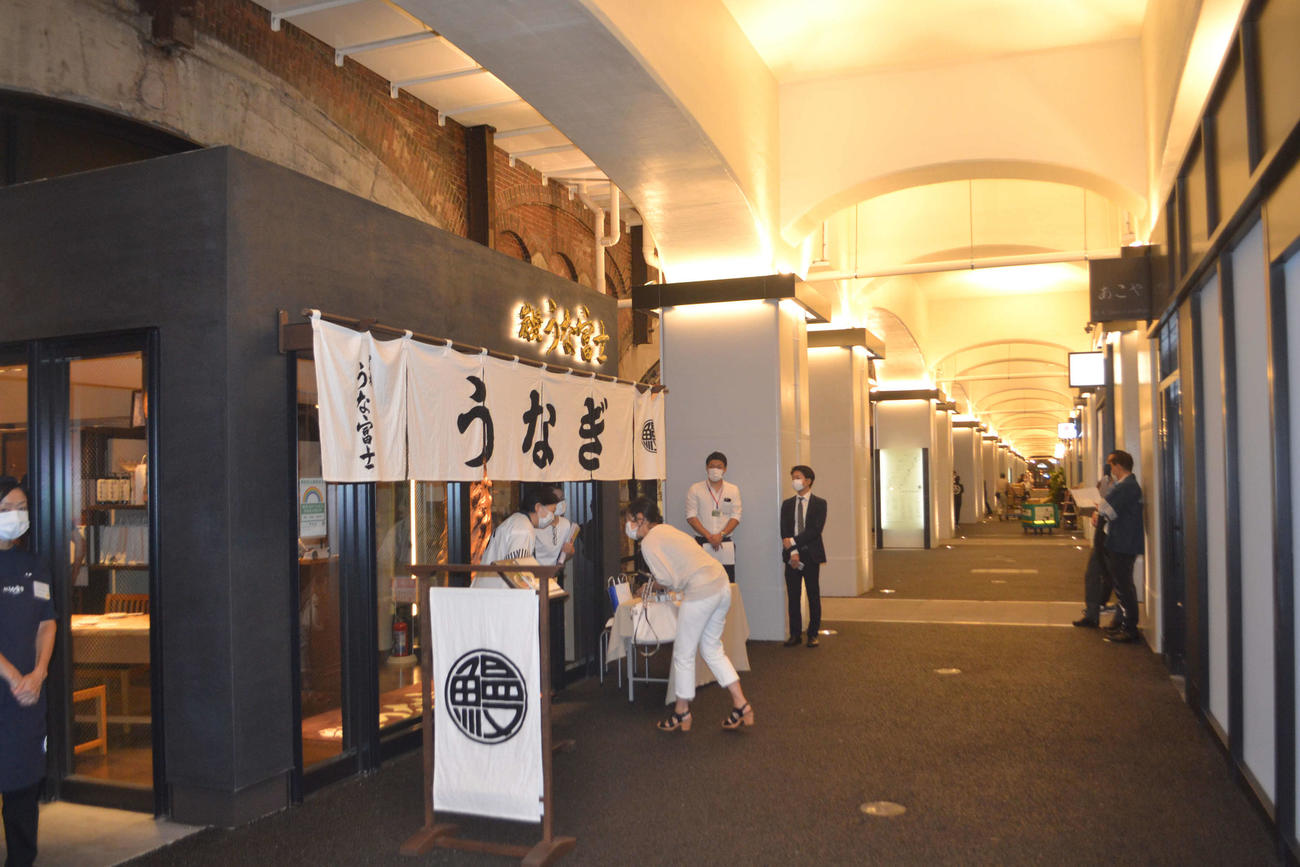 JR有楽町駅と新橋駅間のれんがアーチ高架橋に10日、新たに開業する商業施設「日比谷OKUROJI」