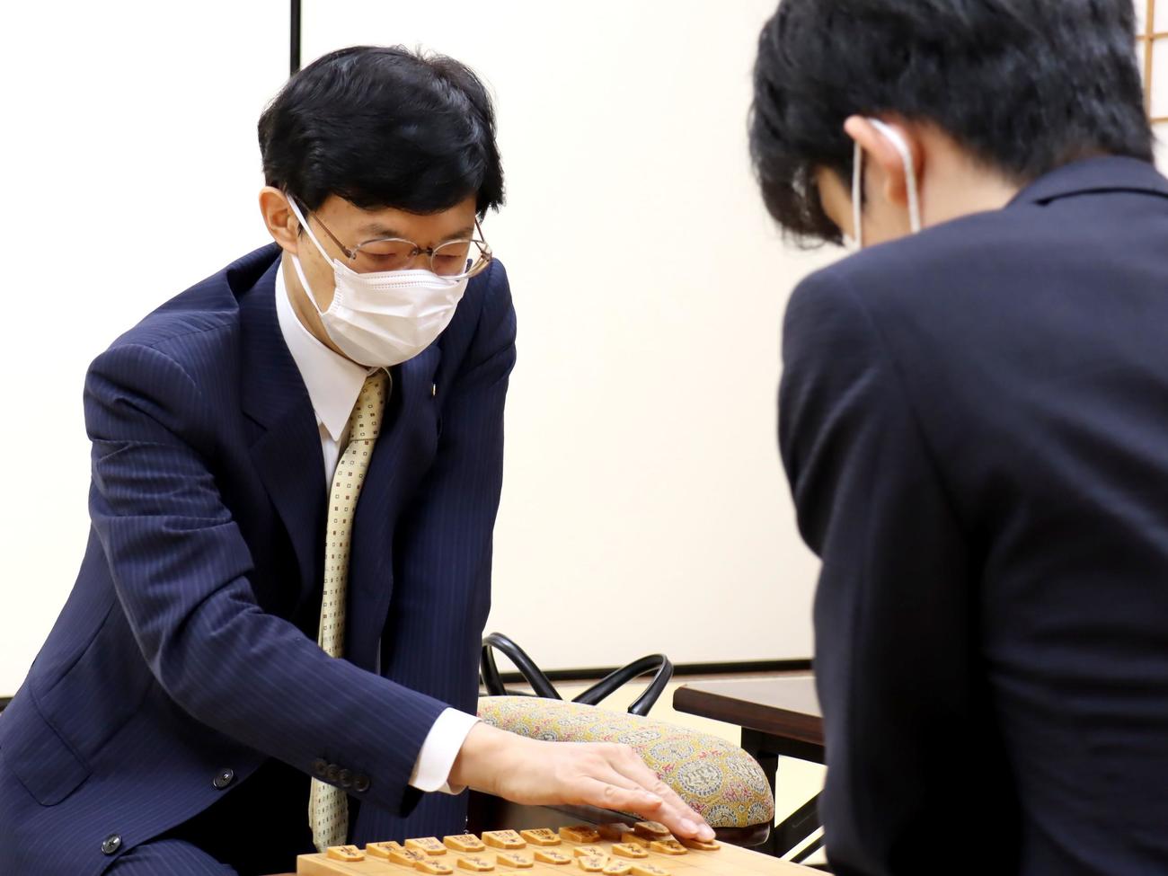 対局に臨んだ谷川浩司九段（日本将棋連盟提供）