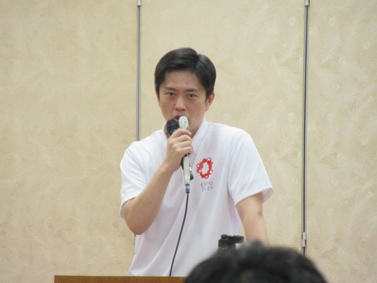 府庁で定例会見を行った吉村洋文知事（撮影・星名希実）