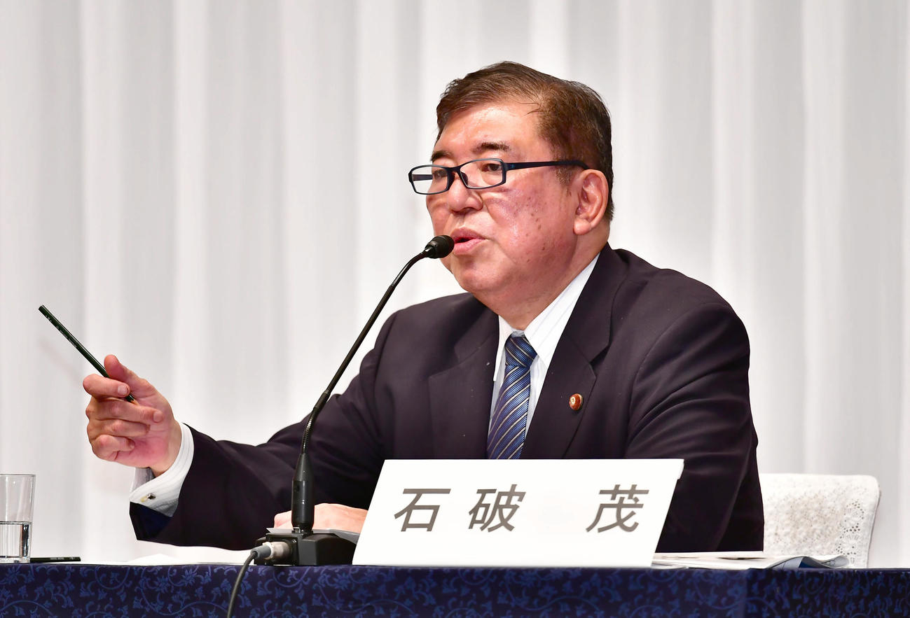 青年局・女性局主催の自民党総裁選公開討論会に臨む石破元幹事長（撮影・小沢裕）