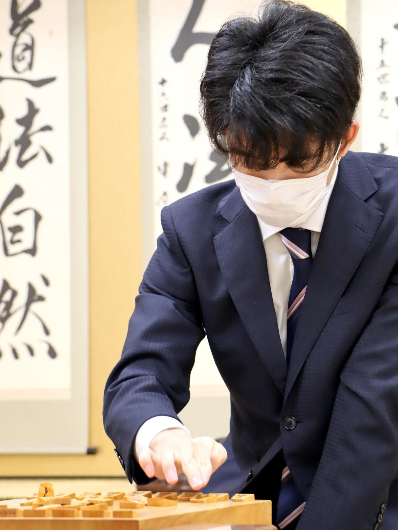 史上最年少2冠獲得後、初の対局に臨んだ藤井聡太2冠（日本将棋連盟提供）