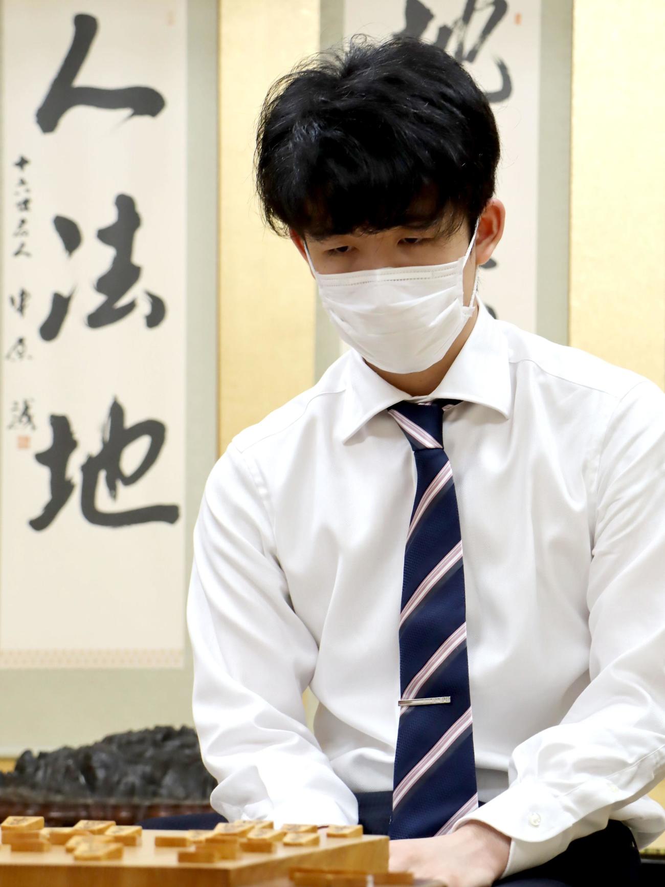 感想戦を行う藤井聡太2冠（日本将棋連盟提供）