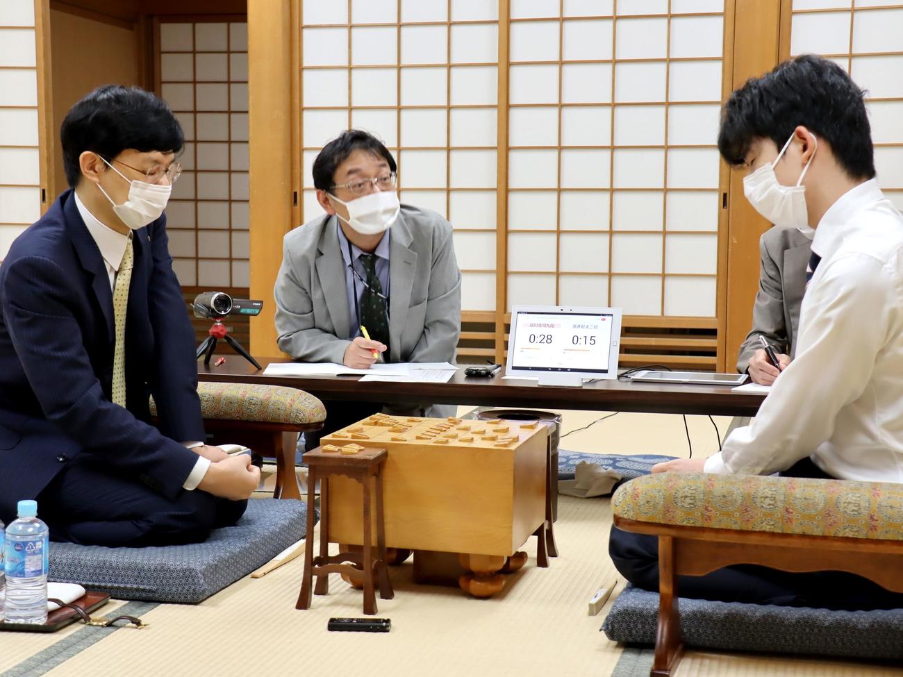 終局後、インタビューに応える藤井聡太2冠（右）、谷川浩司九段（日本将棋連盟提供）