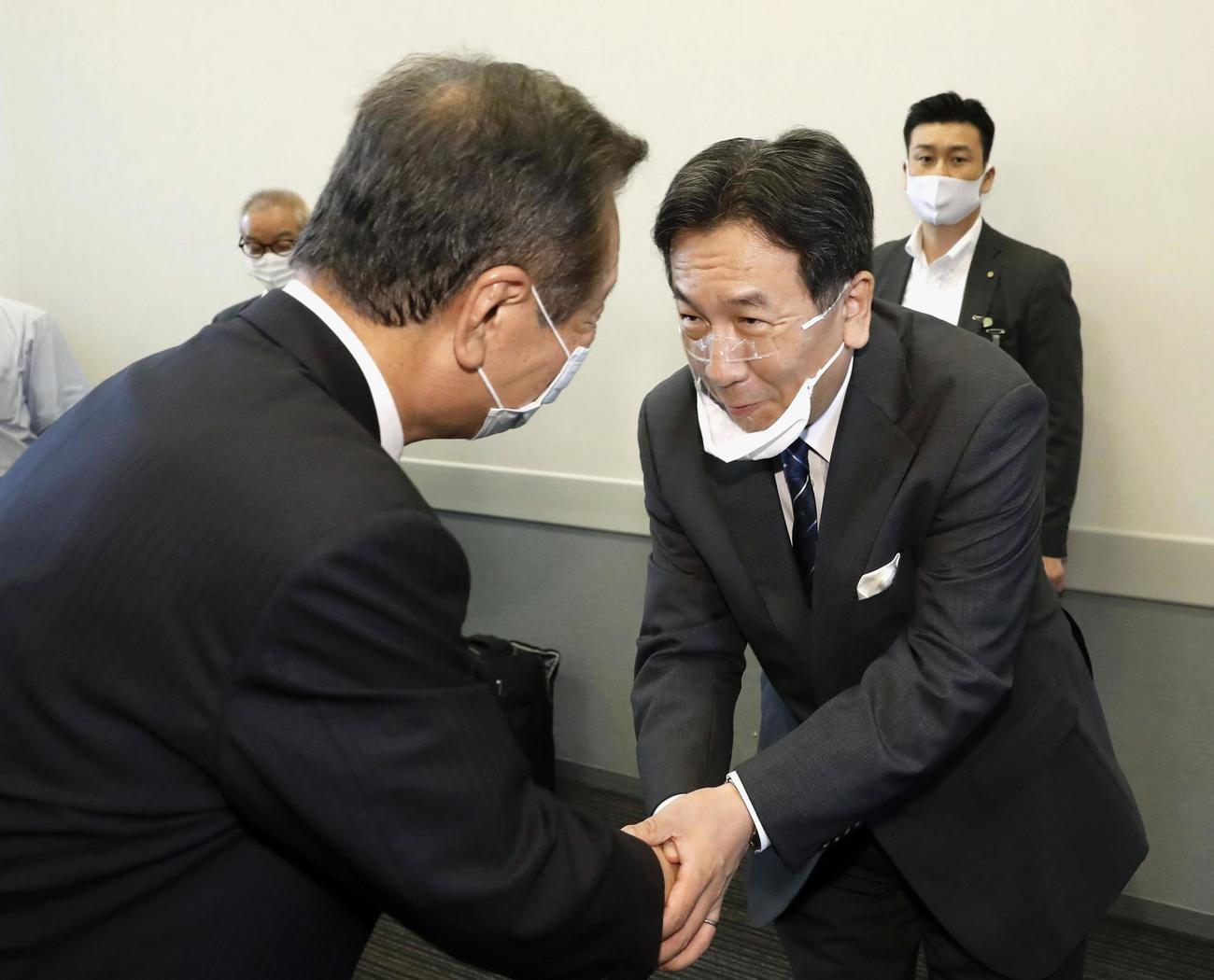 支持議員らの会合後、小沢一郎衆院議員（左）と握手を交わす立憲民主党の枝野代表（共同）