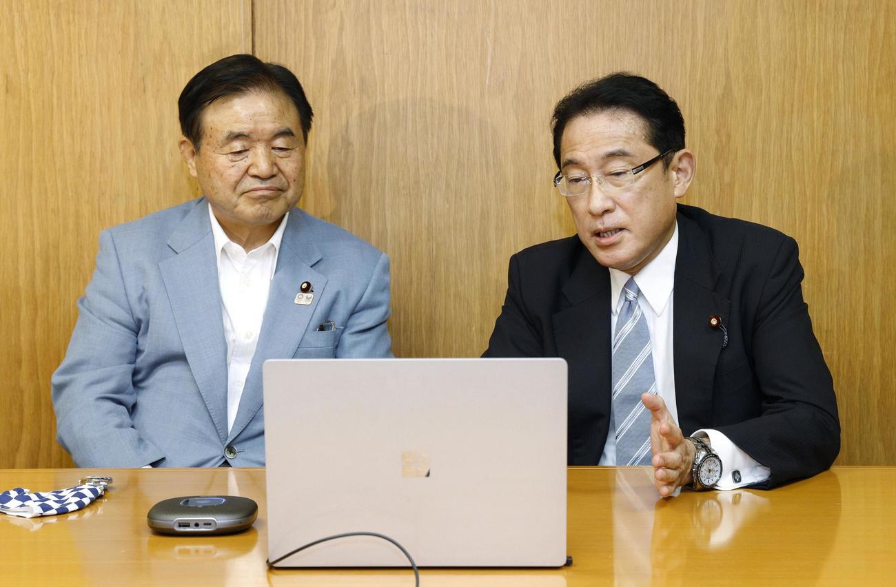 地方党員とオンラインで懇談する自民党の岸田政調会長（右）（共同）