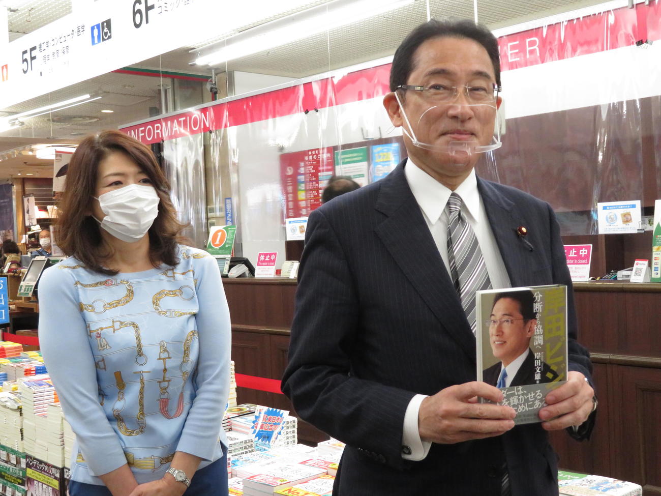 著書発売日に書店を訪れ、自ら1冊購入した自民党の岸田文雄政調会長（右）。左は裕子夫人（撮影・近藤由美子）