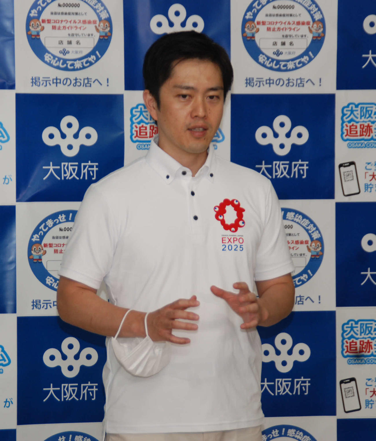 府庁で取材に応じる吉村洋文知事（撮影・松浦隆司）