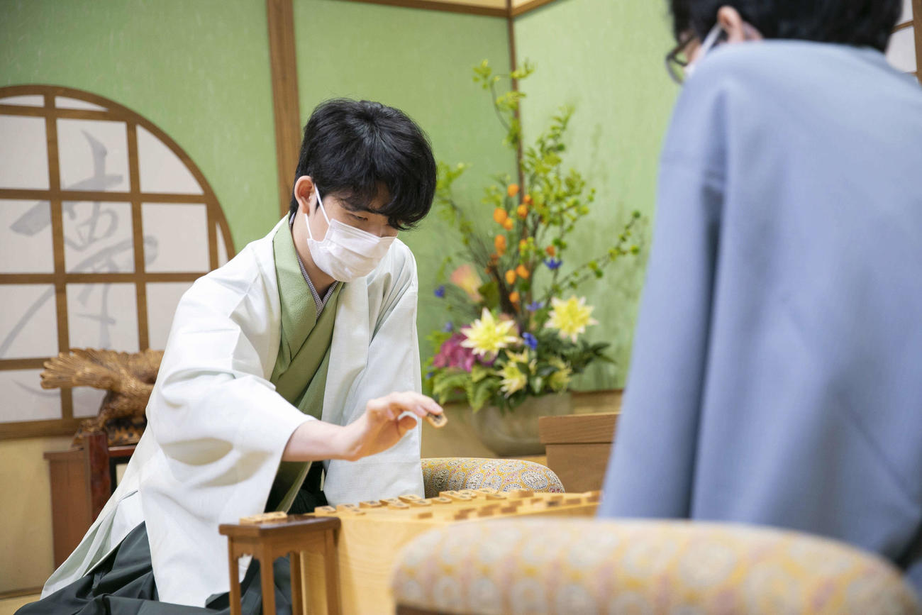 豊島将之竜王に敗れて本年度21勝4敗となった藤井聡太2冠（左、代表撮影：将棋日本シリーズ総合事務局）