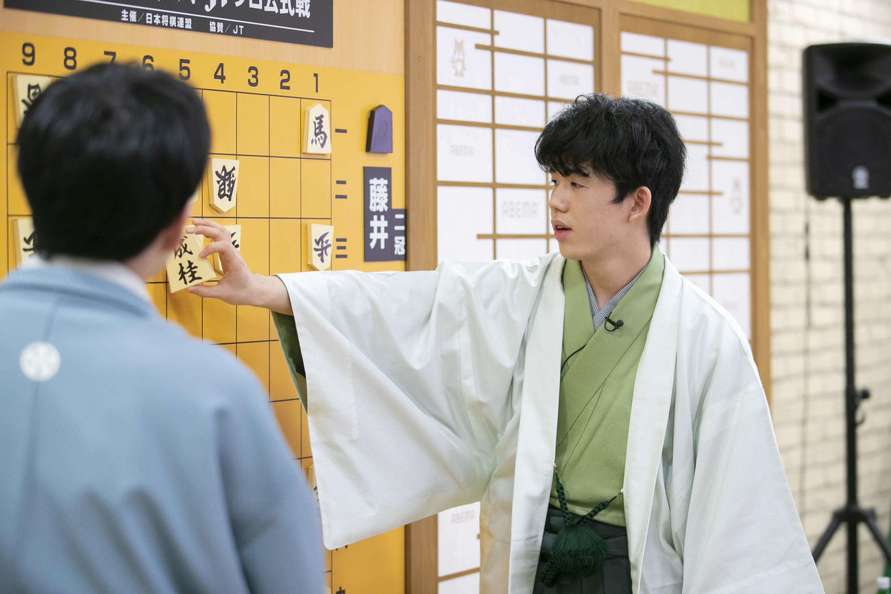 豊島将之竜王（左）に敗れて本年度21勝4敗となった藤井聡太2冠（右、代表撮影：将棋日本シリーズ総合事務局）