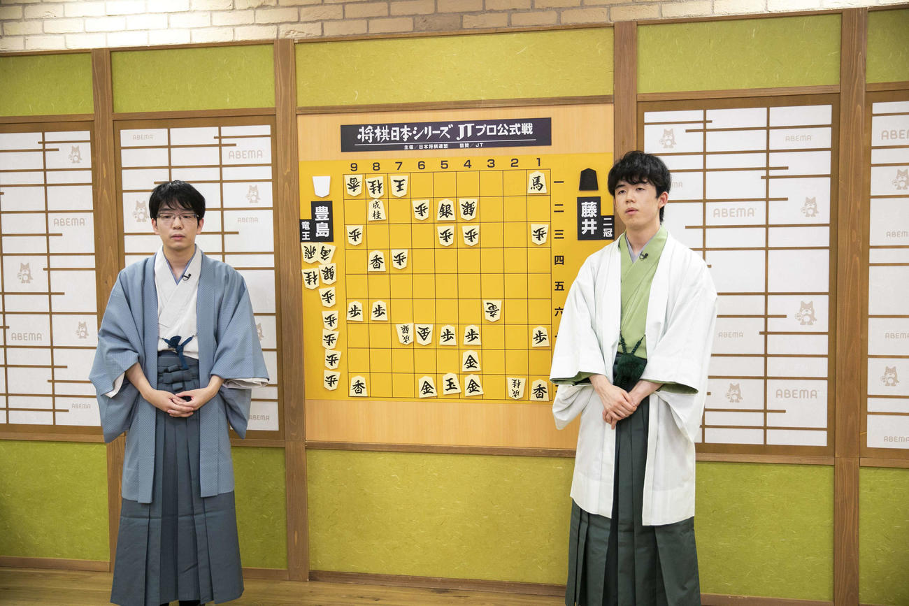 豊島将之竜王（左）に敗れて本年度21勝4敗となった藤井聡太2冠（右、代表撮影：将棋日本シリーズ総合事務局）