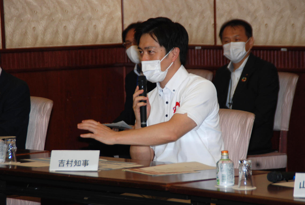 大阪府公館で西村康稔経済再生担当大臣と意見交換した吉村洋文知事（撮影・松浦隆司）