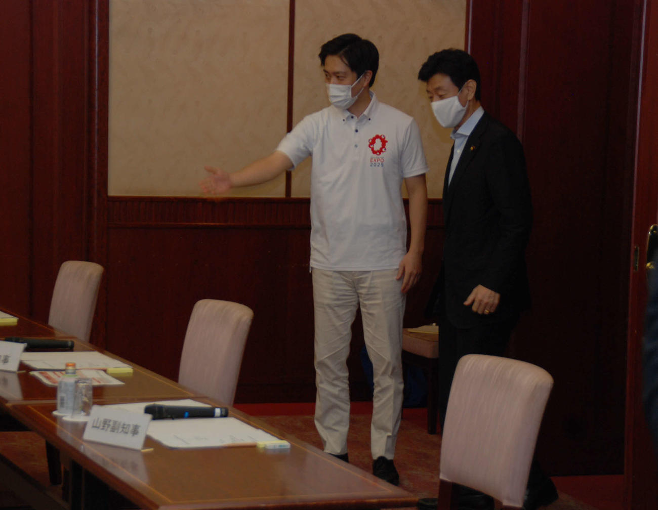 大阪府公館に西村康稔経済再生担当大臣（右）を迎える吉村洋文知事（撮影・松浦隆司）