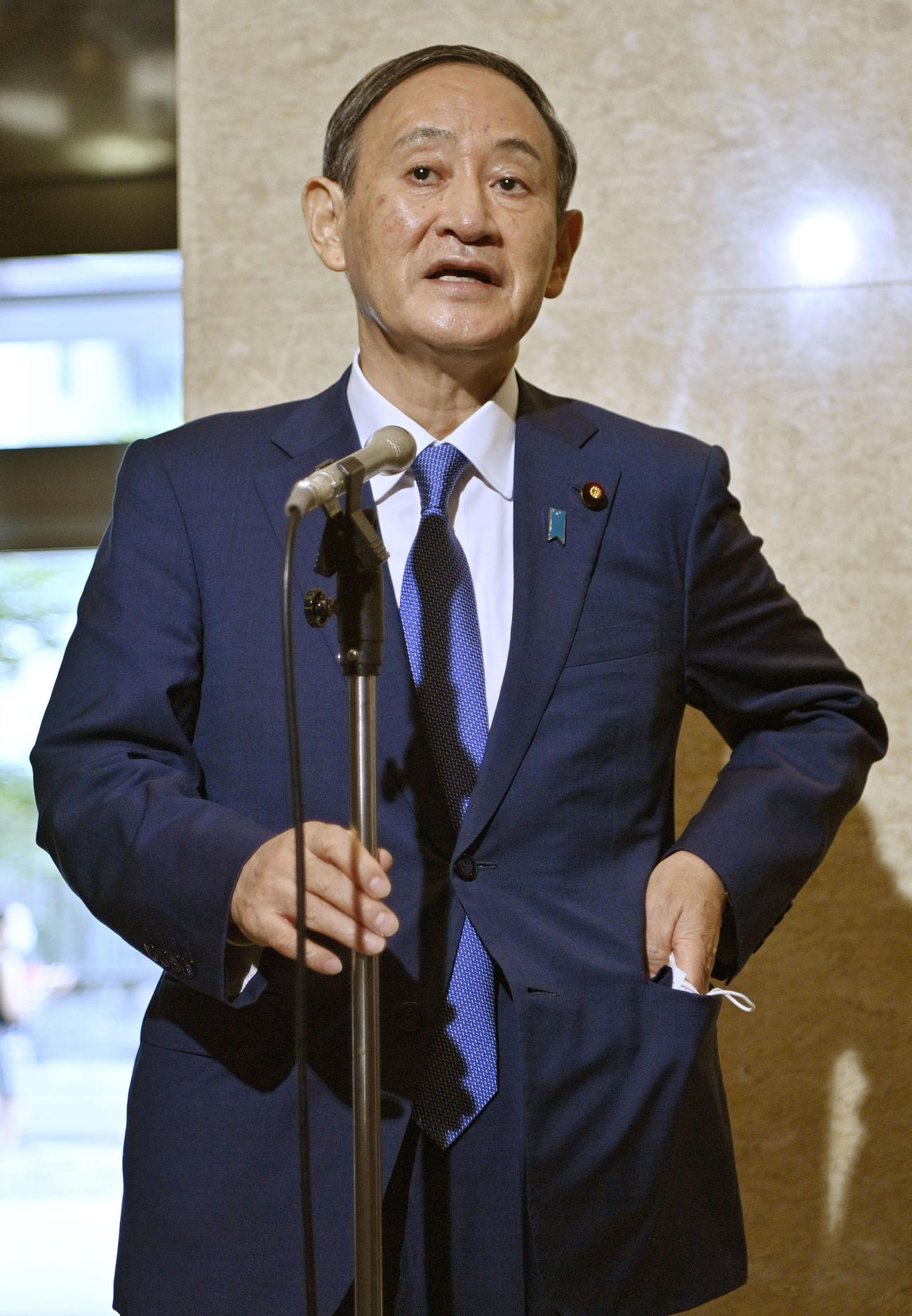 NHK番組への出演後、記者の質問に答える自民党の菅官房長官（共同）