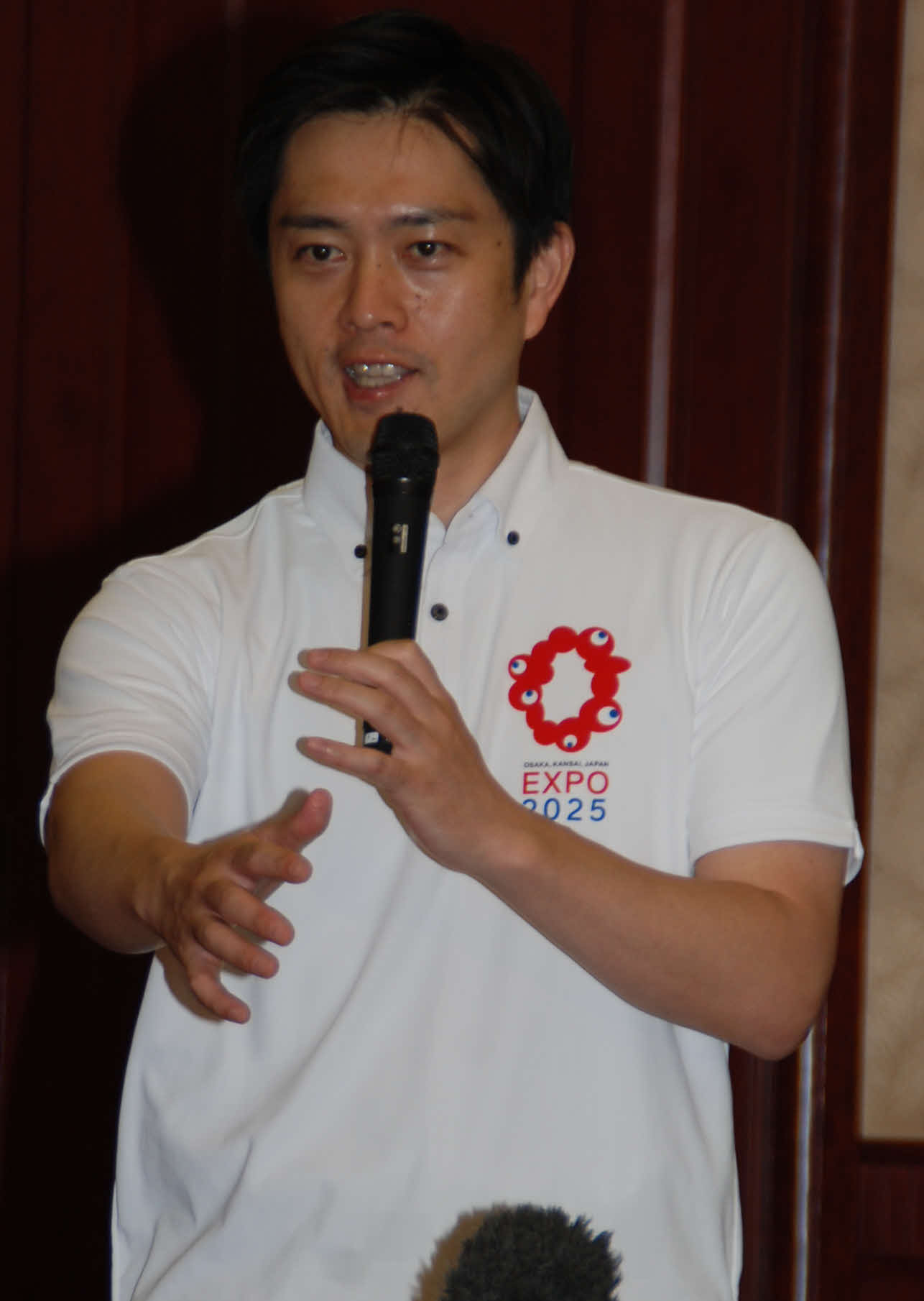 取材に応じる吉村洋文知事（撮影・松浦隆司）