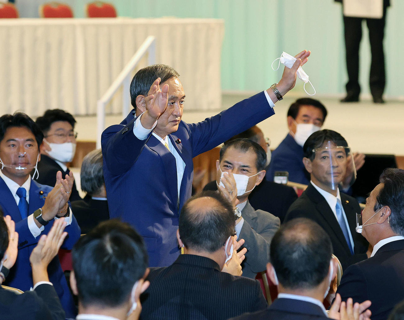 自民党新総裁に就任し、議員の拍手に応える菅義偉氏（撮影・河野匠）