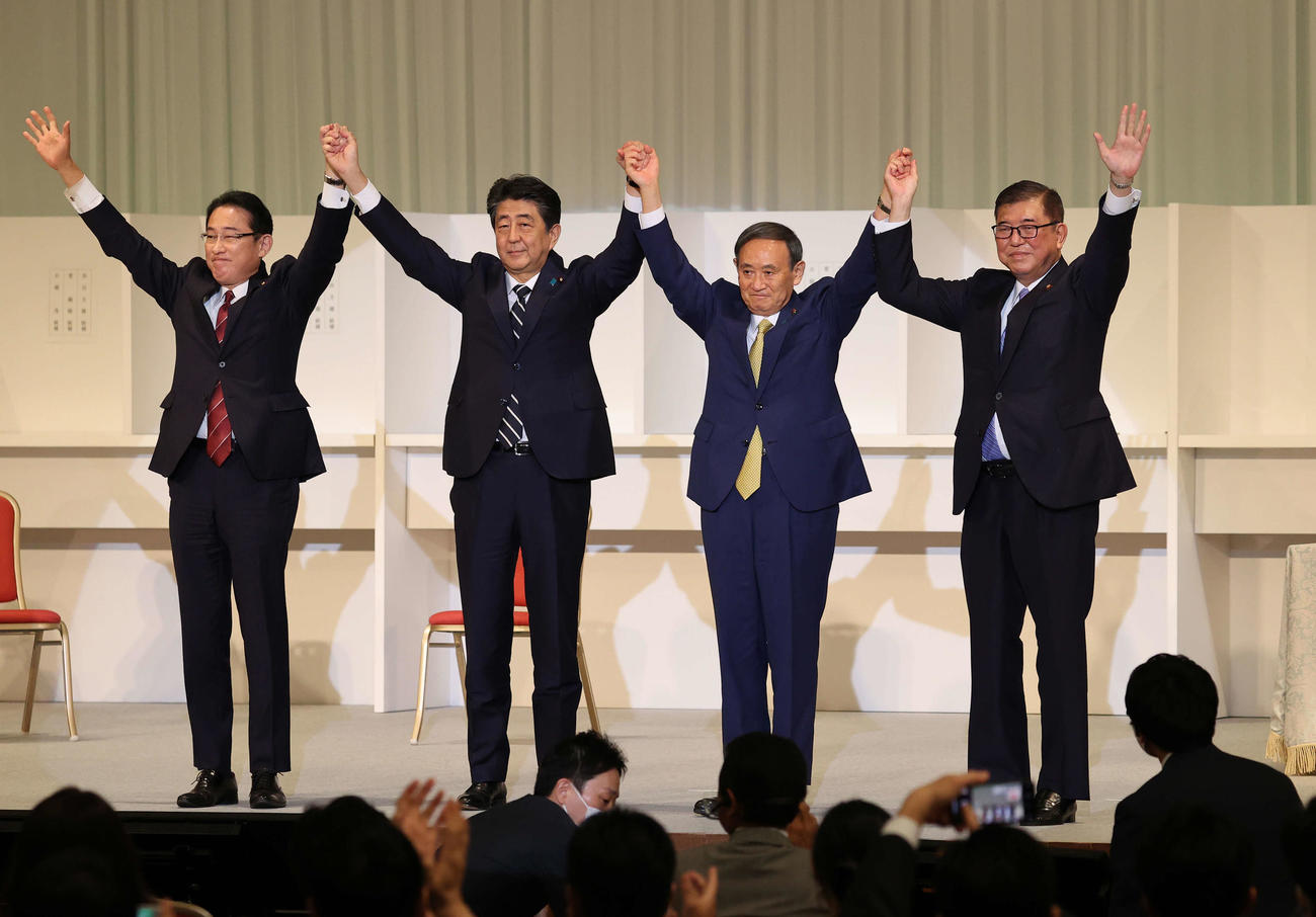 自民党新総裁に選出され、手を振る菅義偉氏（右から2人目）。左から岸田文雄政調会長、安倍晋三首相、1人おいて石破茂元幹事長（撮影・河野匠）