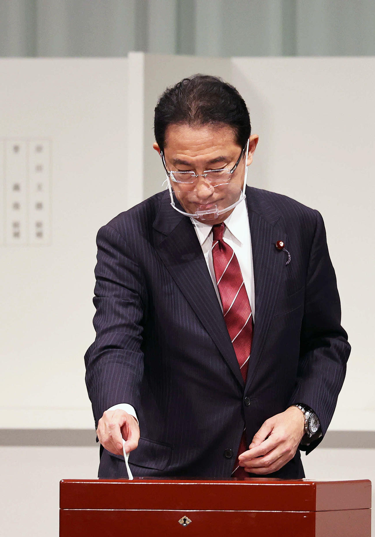 自民党総裁選で投票する岸田文雄政調会長（撮影・河野匠）