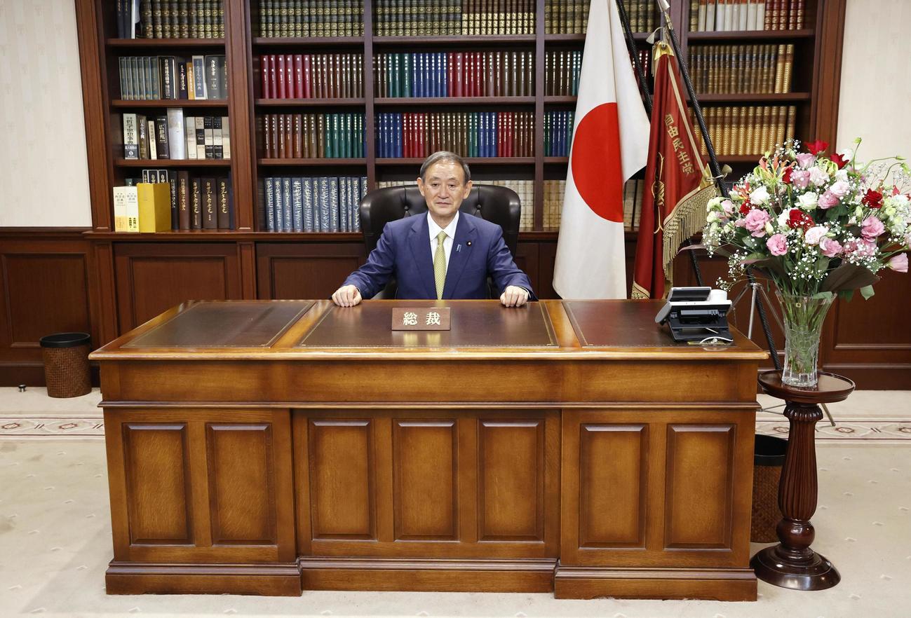 自民党総裁のいすに座る菅新総裁（共同）