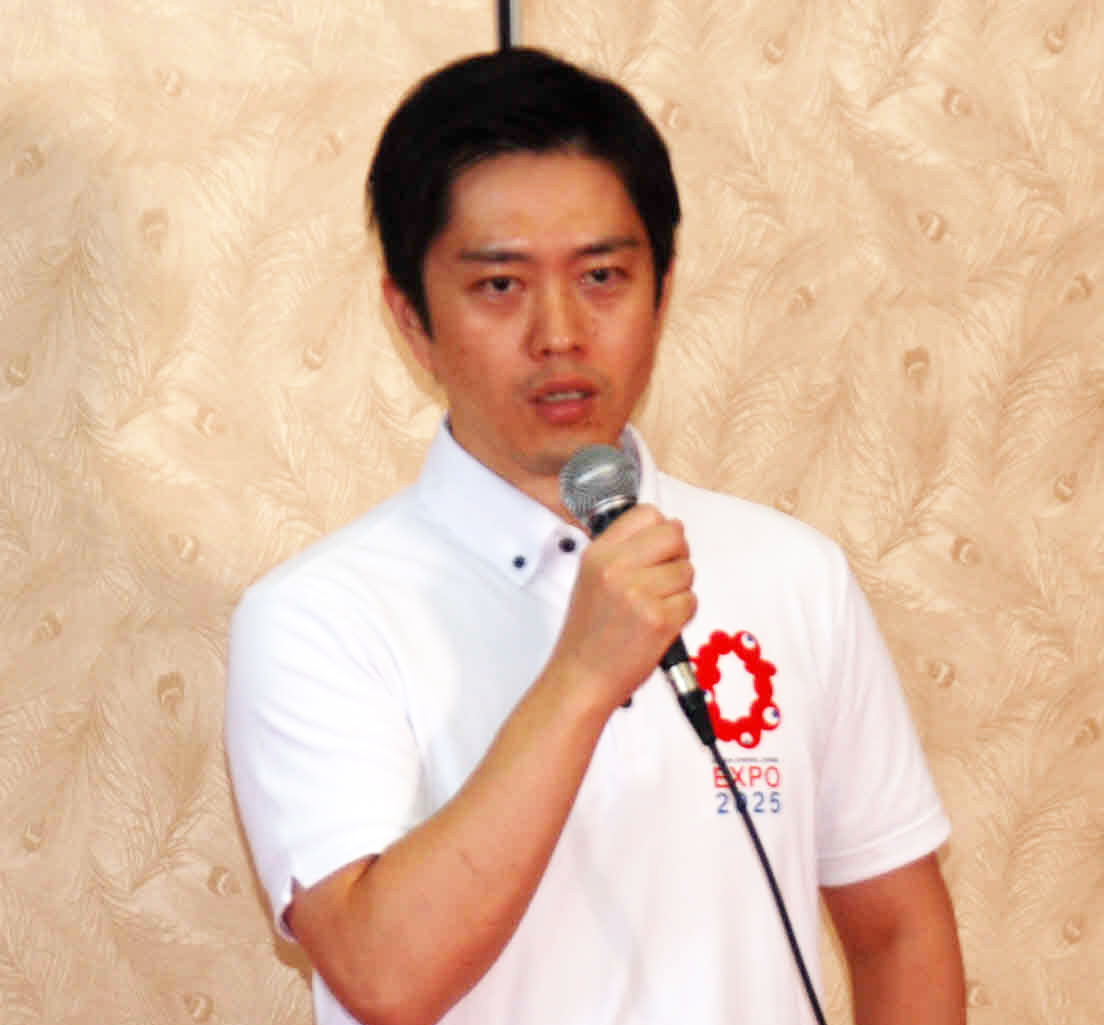 府庁で取材に応じる吉村洋文知事（撮影・松浦隆司）
