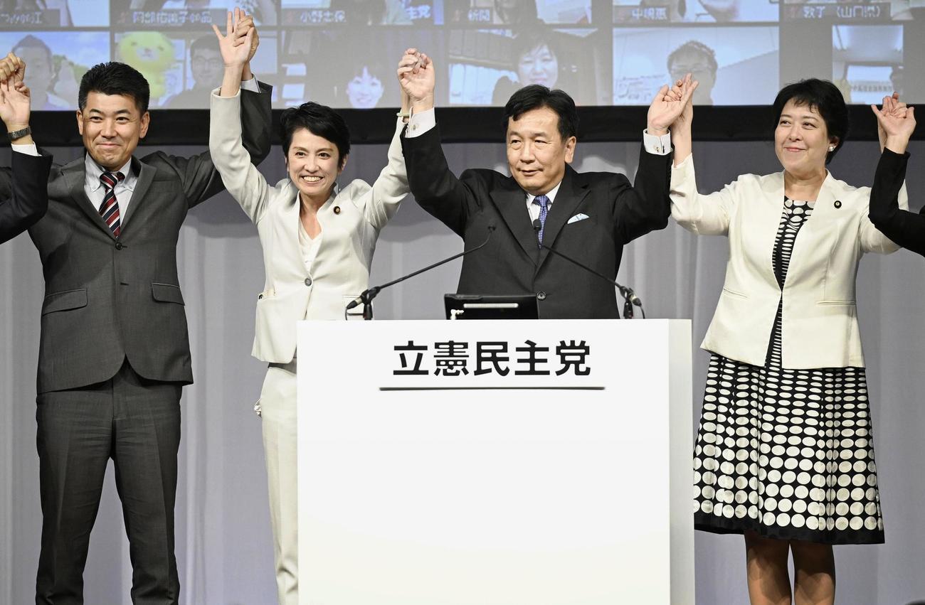 新「立憲民主党」の結党大会で手をつなぐ（左から）泉政調会長、蓮舫代表代行、枝野代表ら（共同）