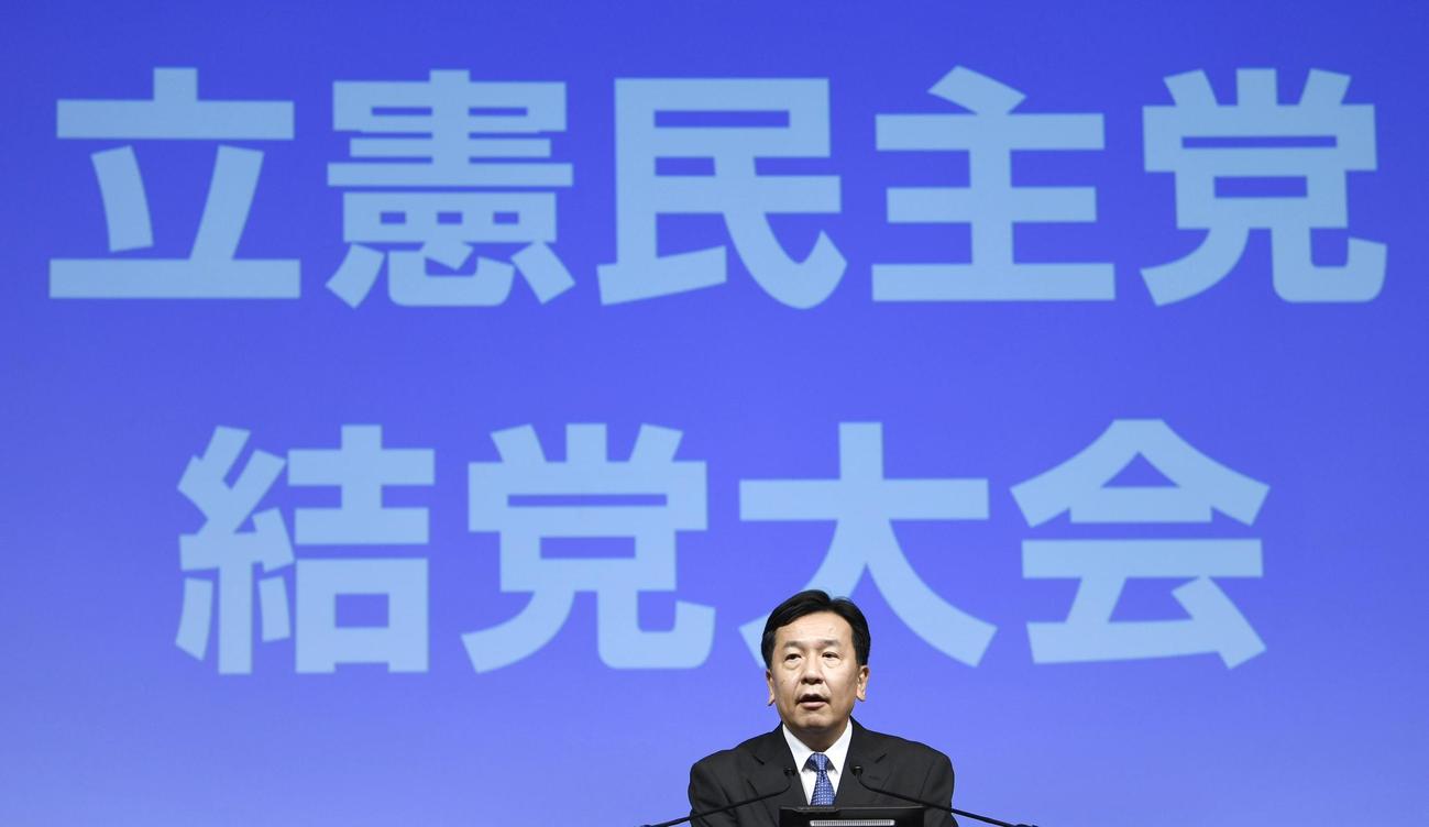 新「立憲民主党」の結党大会後、記者会見する枝野代表（共同）