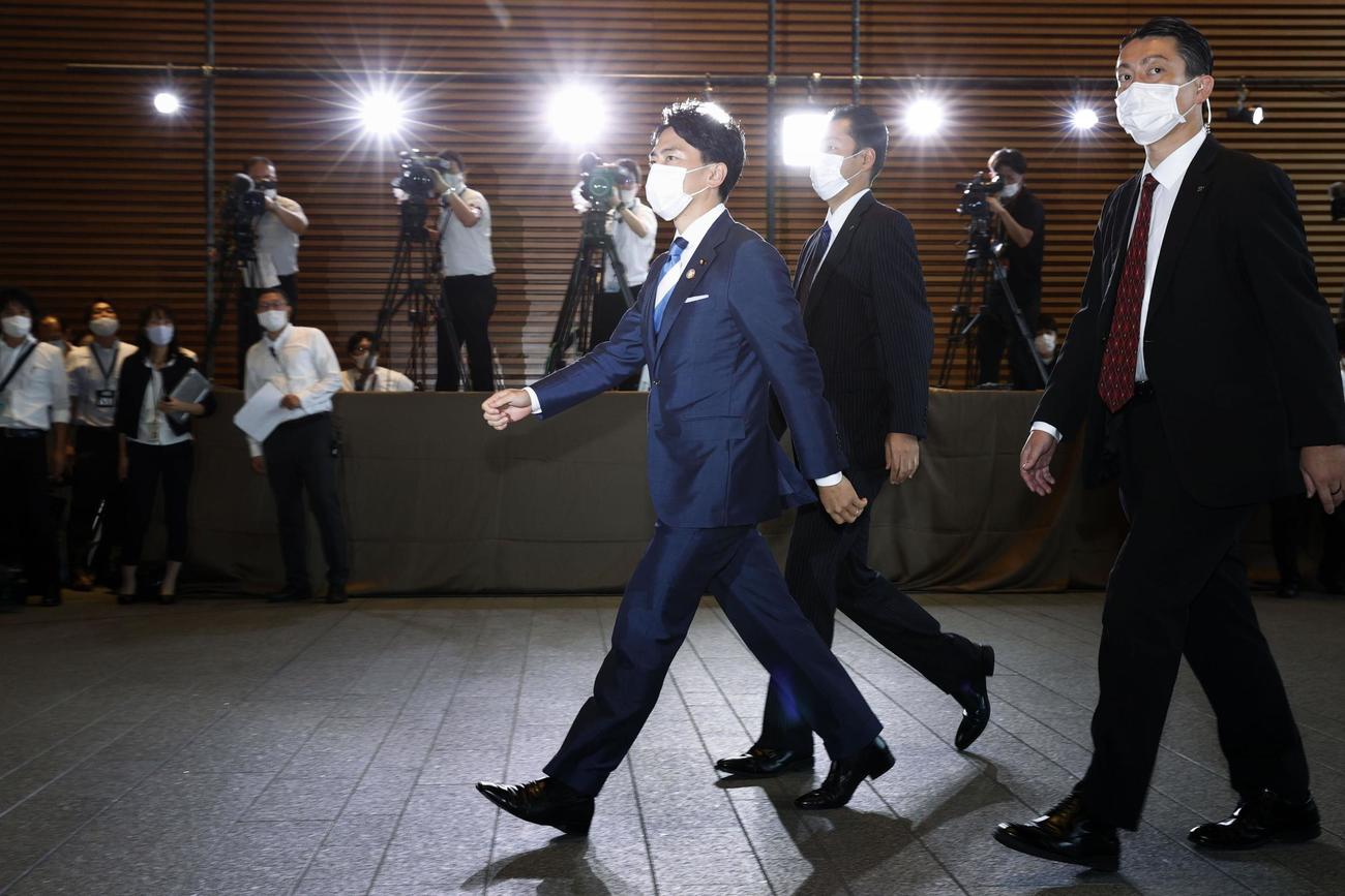 環境相に再任され、首相官邸に入る小泉進次郎氏＝16日午後3時55分（共同）