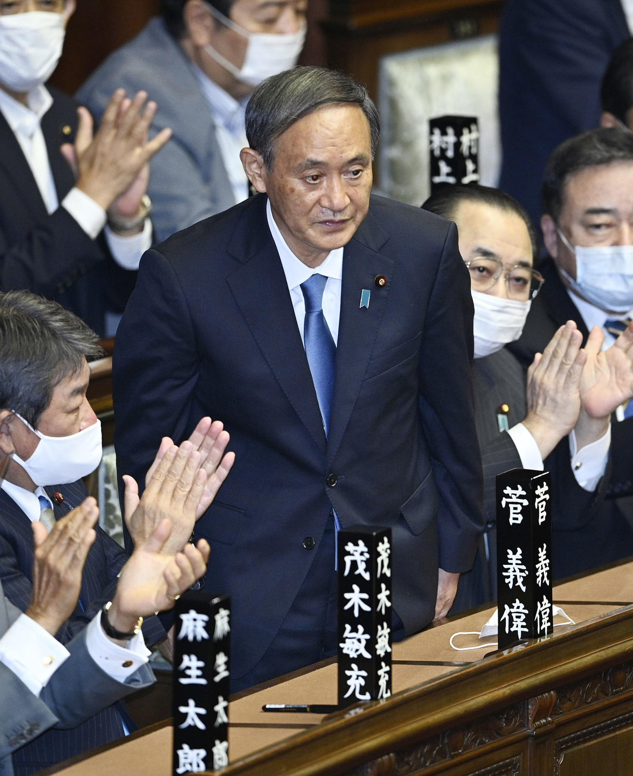 衆院本会議で第99代首相に指名され、起立する自民党の菅義偉総裁（共同）