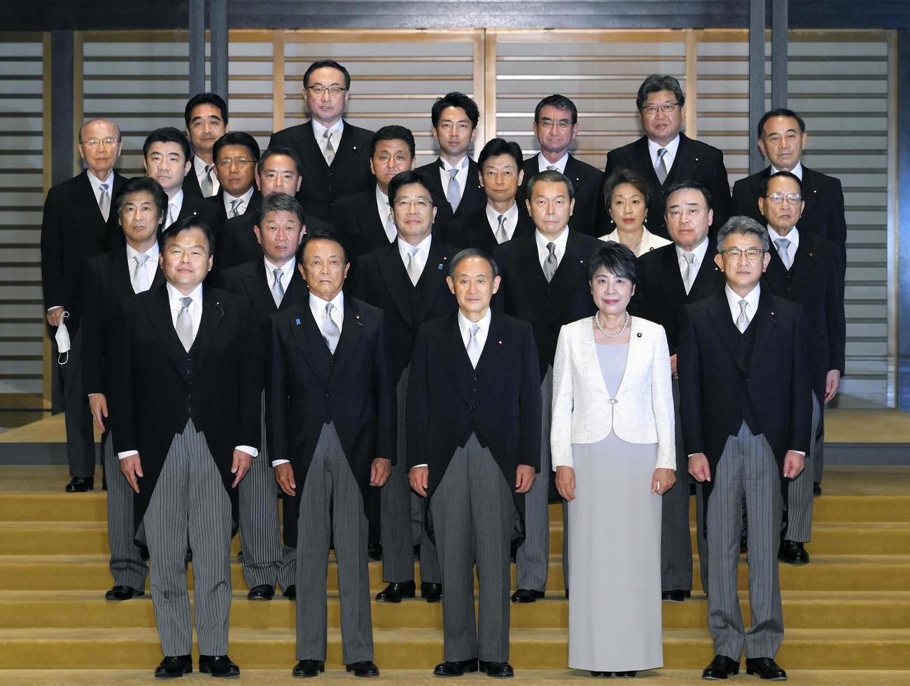 認証式を終え、記念写真に納まる菅義偉首相（前列中央）と閣僚ら（代表撮影）