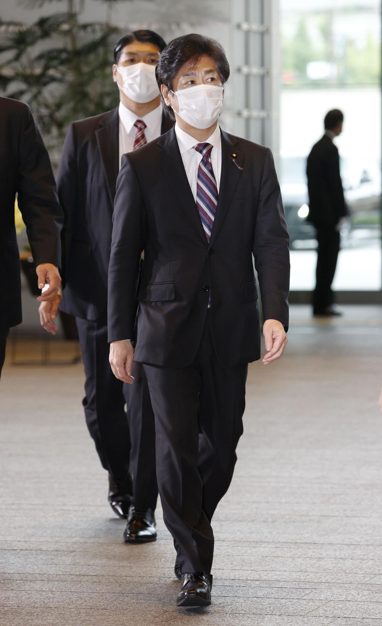 厚労相に決まり、首相官邸に入る田村憲久氏（共同）