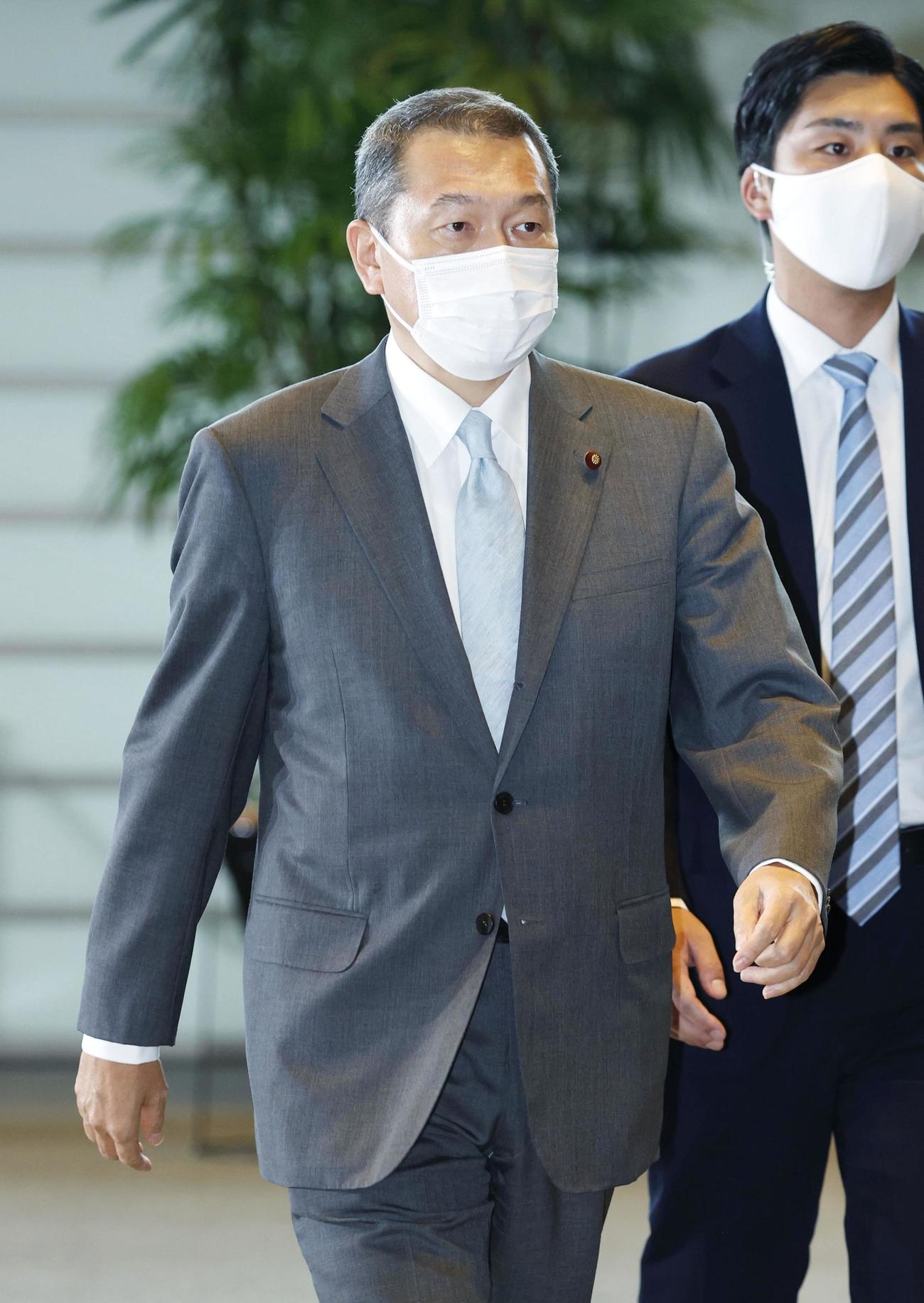 国家公安委員長に決まり、首相官邸に入る小此木八郎氏（共同）