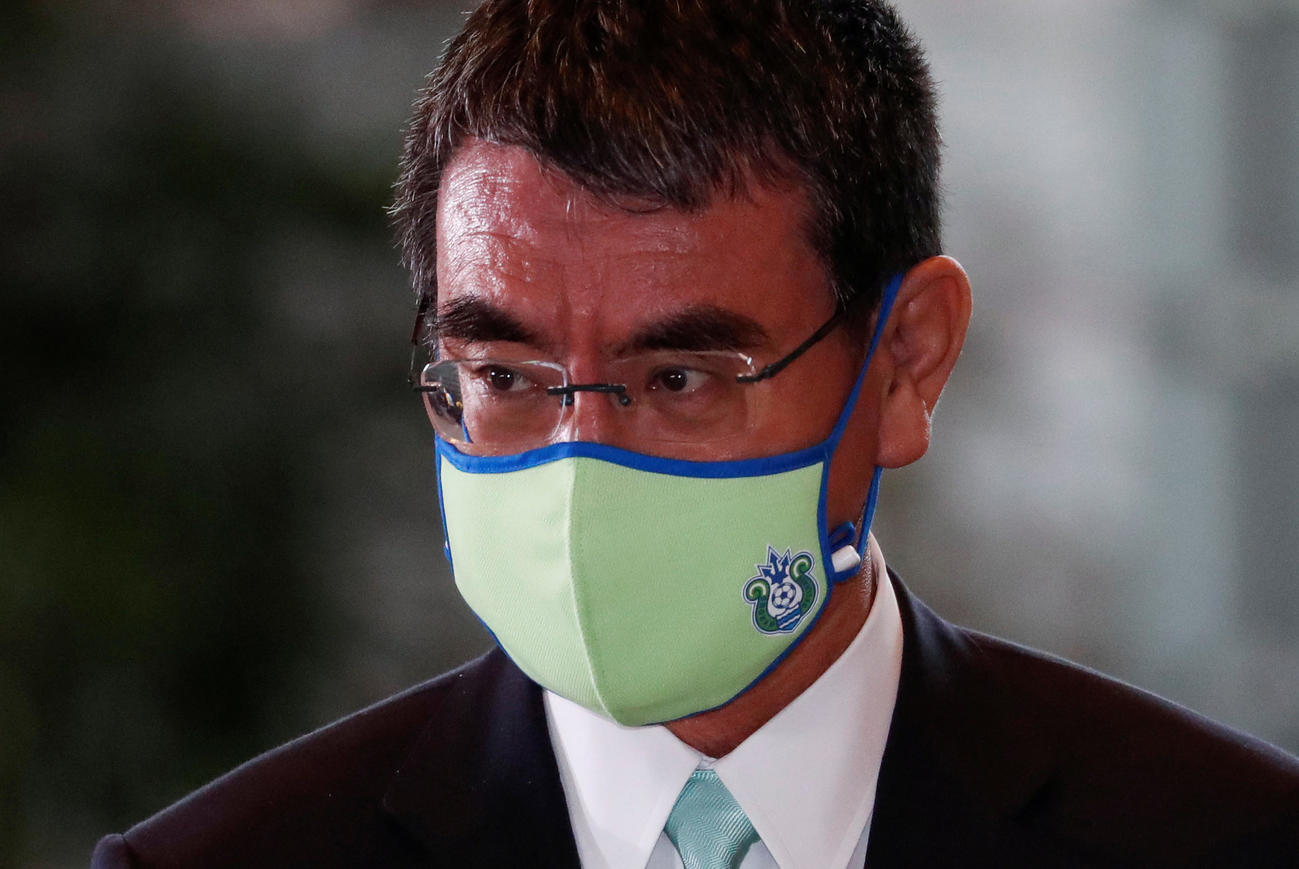 行政改革相に任命された河野太郎氏は、選挙区・神奈川のサッカーチーム「湘南ベルマーレ」のロゴ入りマスクで官邸入り（ロイター）