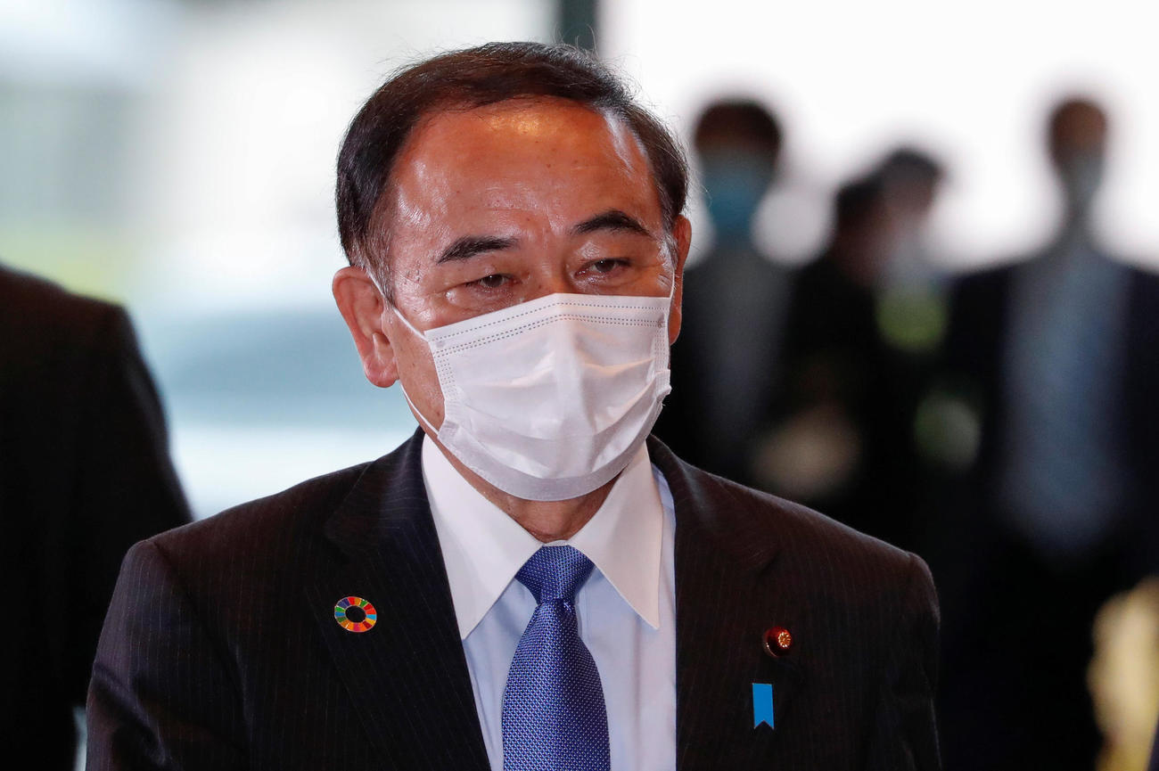 官邸入りする坂本氏（ロイター）