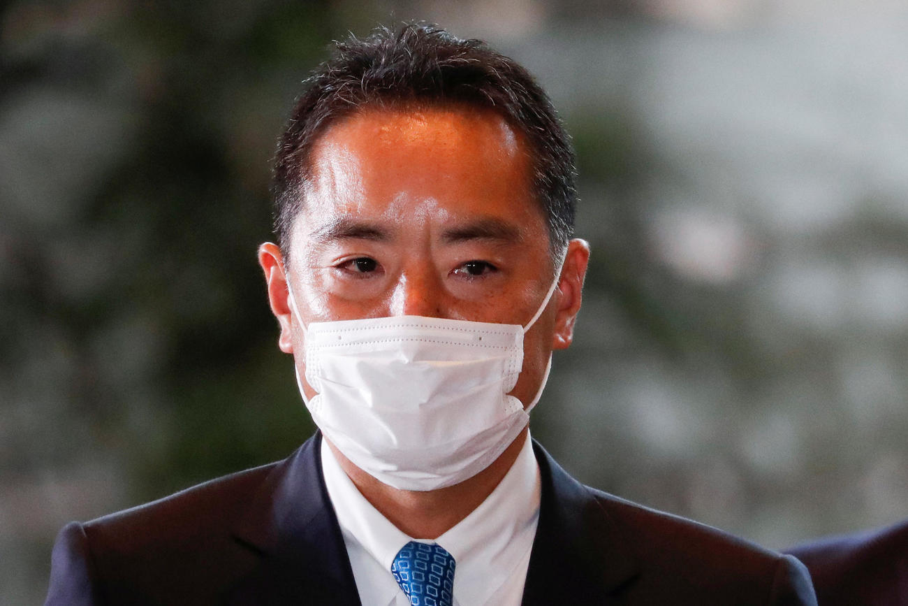 官邸入りする井上氏（ロイター）