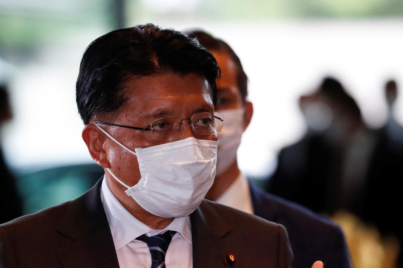 官邸入りする平井氏（ロイター）